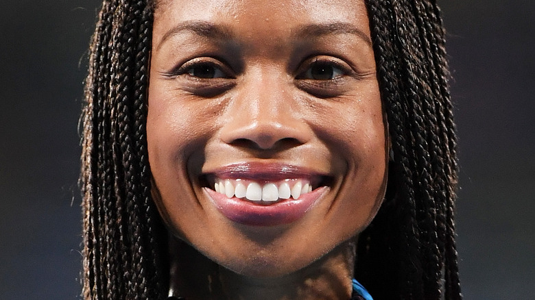 Allyson Felix, sorridente, sul campo di atletica, foto 2021