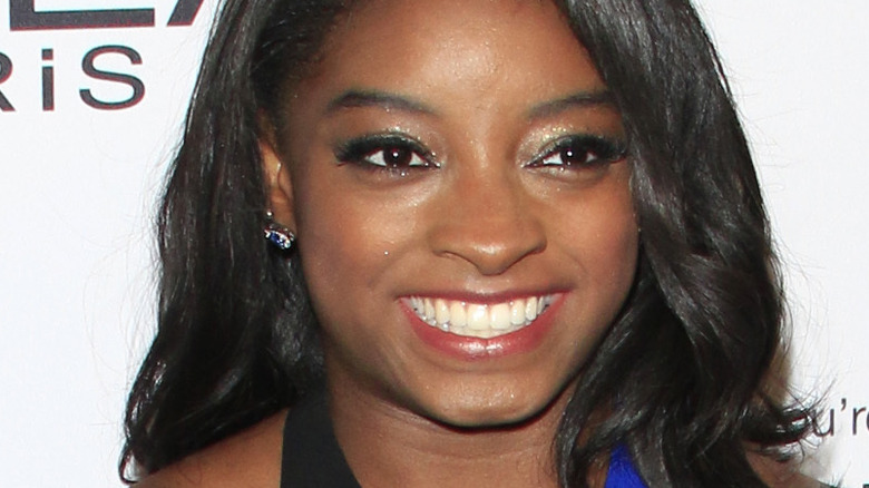 Simone Biles sorriso smagliante