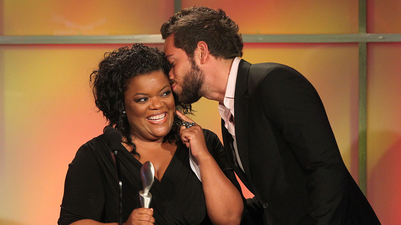 Zachary Levi bacia Yvette Nicole Brown sulla guancia