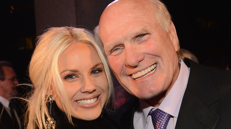 Rachel e Terry Bradshaw sorridono