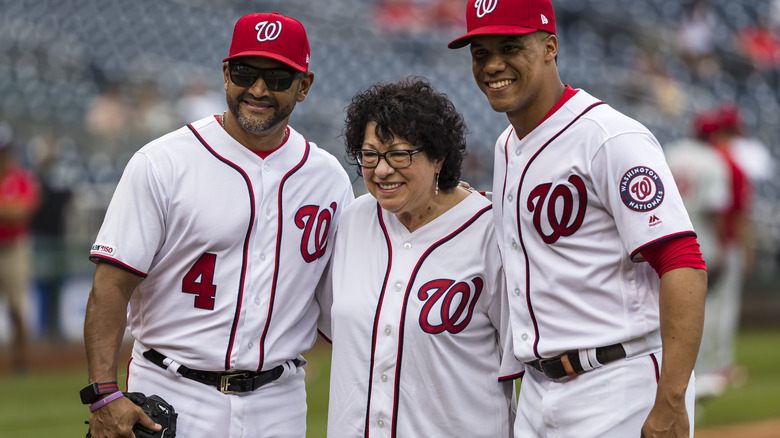 Sonia Sotomayor sta con Juan Soto e Dave Martinez 