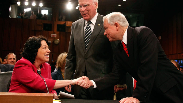 Sonia Sotomayor e Jeff Sessions si stringono la mano