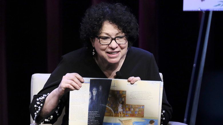 Sonia Sotomayor con il suo libro, parlando