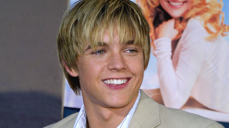 Jesse McCartney sorride nel 2004