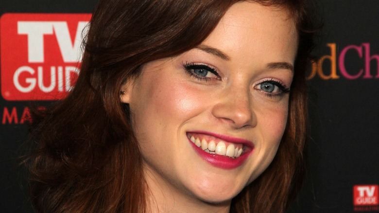 Jane Levy sorride