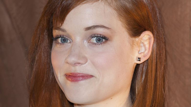 Jane Levy sorride