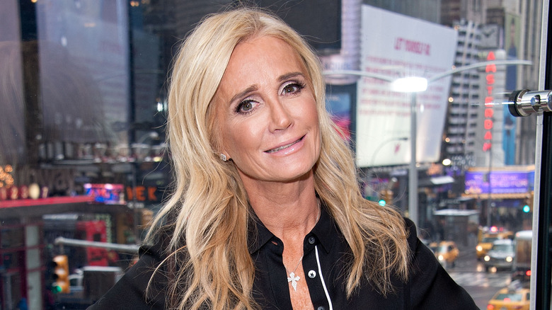 Kim Richards sorride