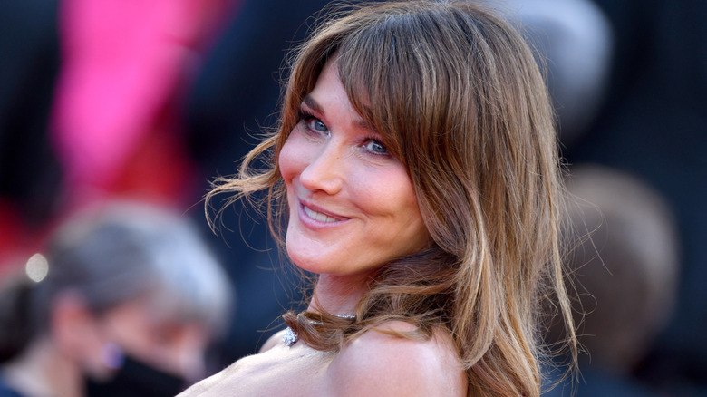 Carla Bruni sorridente sul red carpet