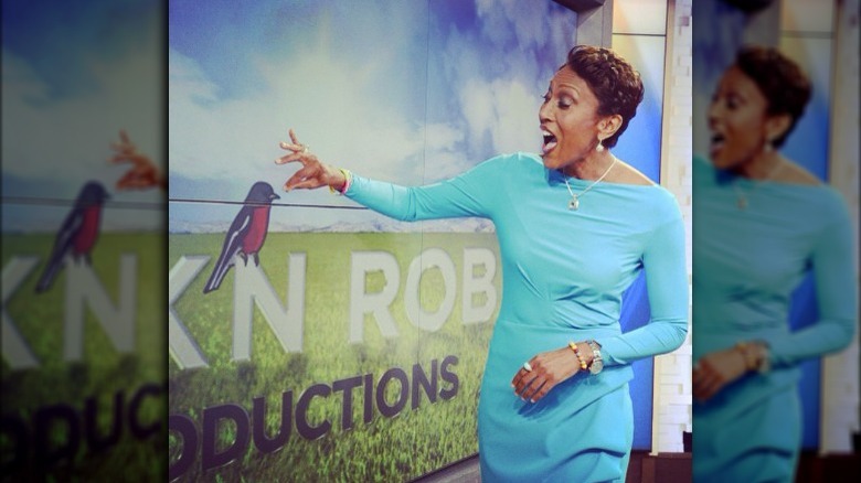 Robin Roberts con un cartello Rock'n Robin