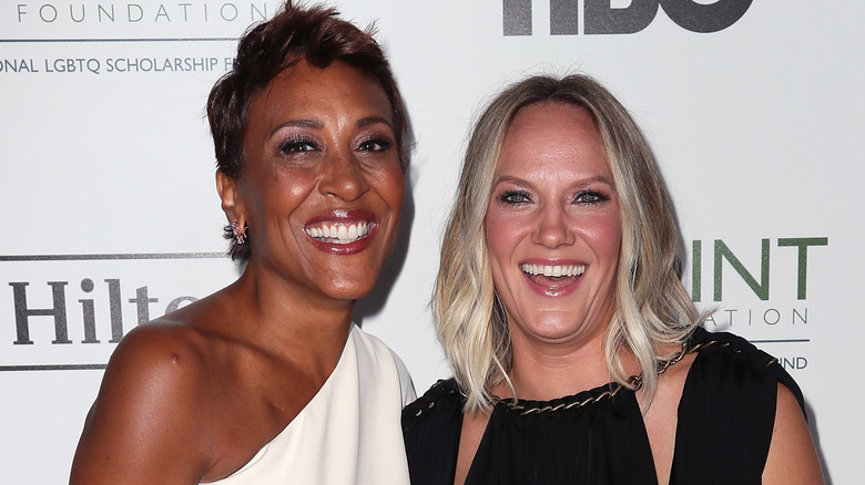 Robin Roberts e Amber Laign sorridono sul red carpet