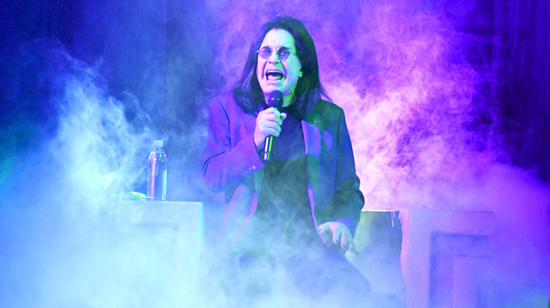 Ozzy Osbourne canta