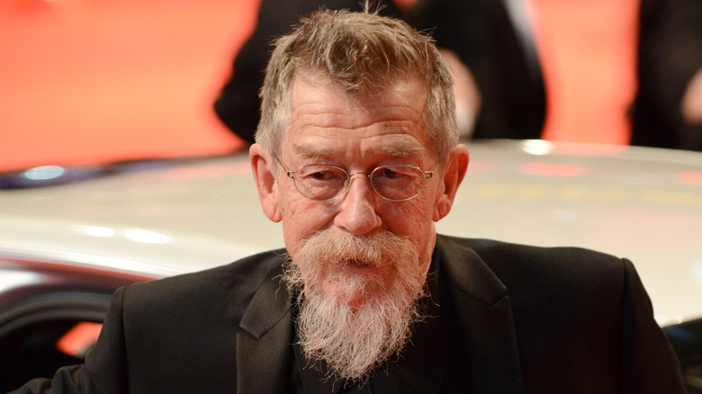 John Hurt cammina