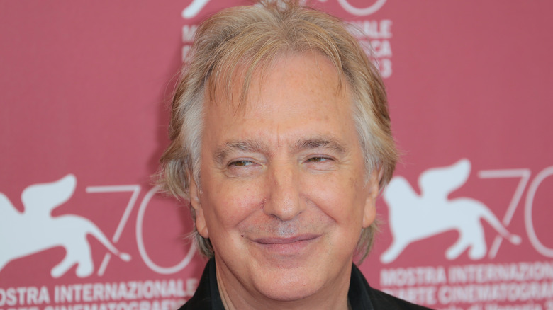 Alan Rickman sorride