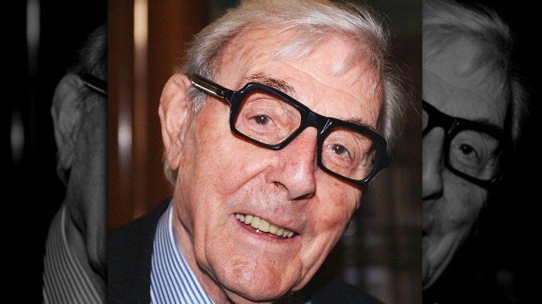 Eric Sykes sorride