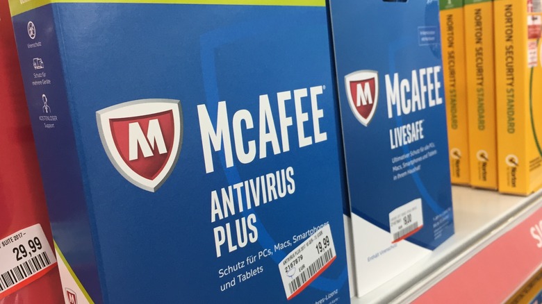 Software McAfee Antivirus Plus sullo scaffale