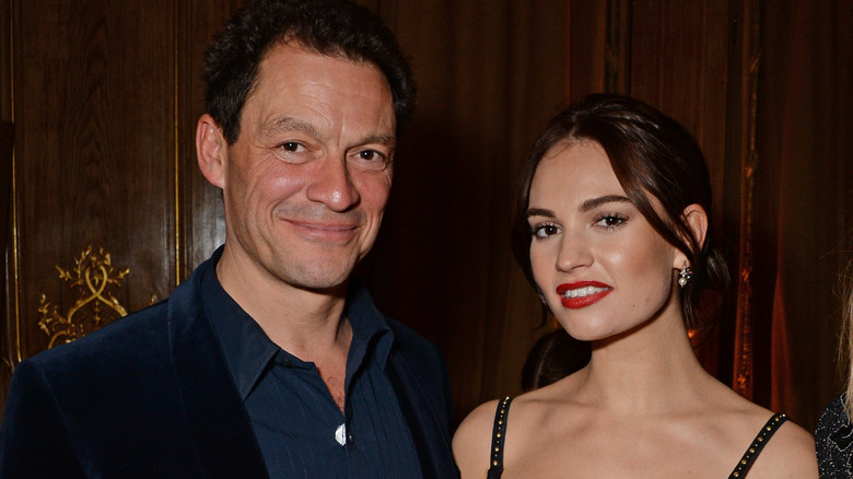 Dominic West e Lily James sorridono