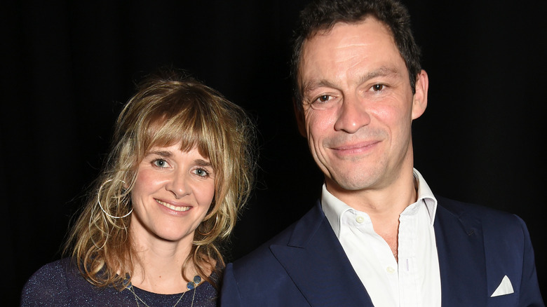 Catherine FitzGerald e Dominic West sorridono