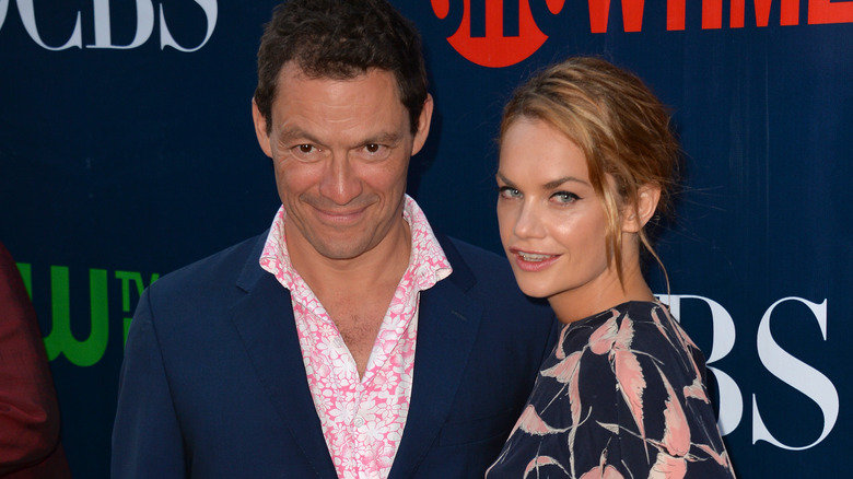 Dominic West e Ruth Wilson sorridono