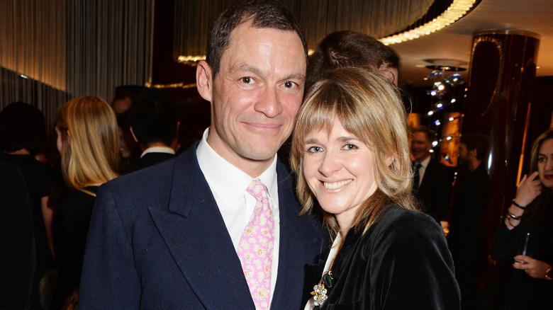 Dominic West e Catherine FitzGerald sorridenti