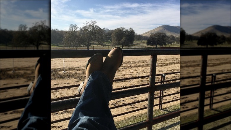 Gli stivali di Mike Richards nel suo ranch