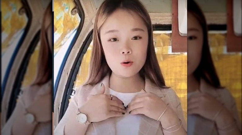 La star di TikTok Xiao Qiumei realizza un video