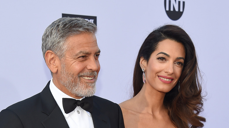 George e Amal Clooney sorridono 