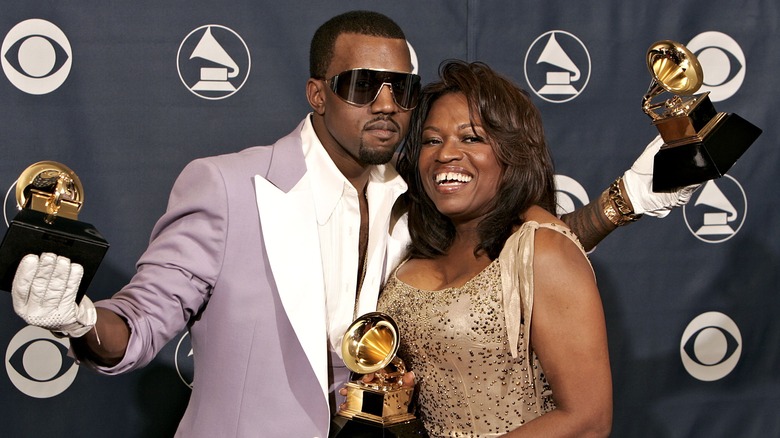 Kanye West e la mamma, la dottoressa Donda West, tengono in mano i Grammy