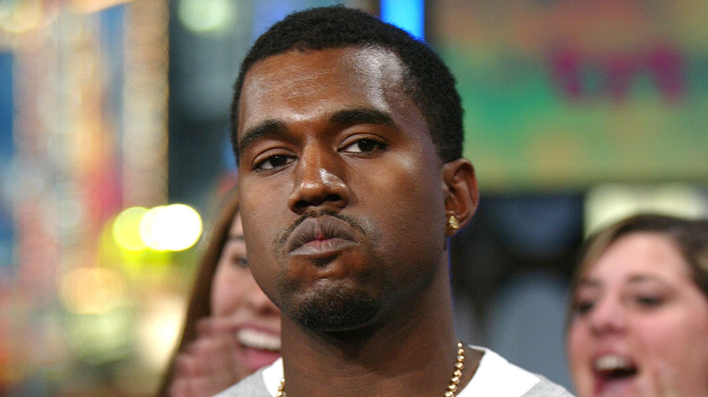 Kanye West con una faccia seria