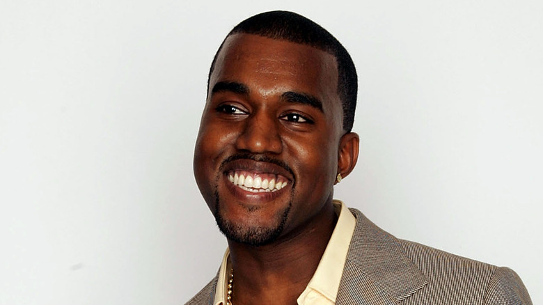 Kanye West con un grande sorriso