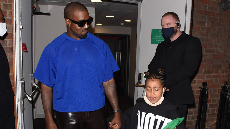 Kanye West tiene la mano di sua figlia North West