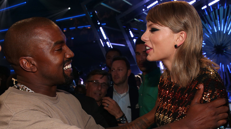 Kanye West e Taylor Swift si sorridono a vicenda