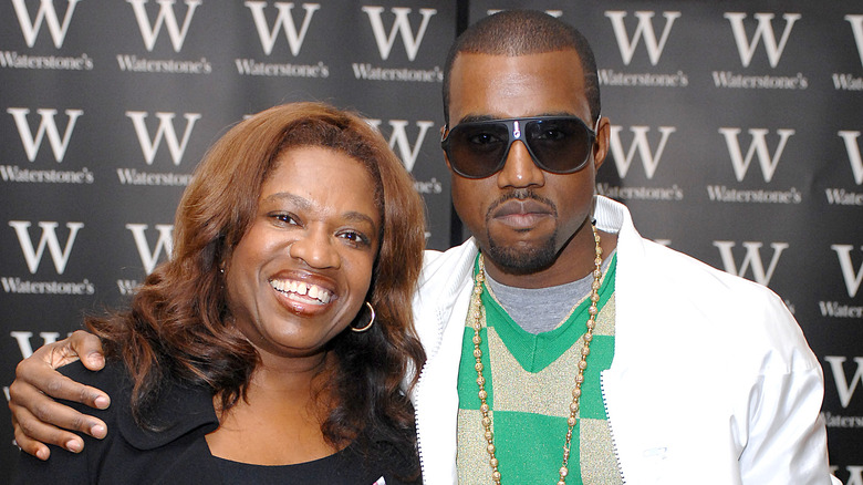 Kanye West con il braccio intorno al dottor Donda West