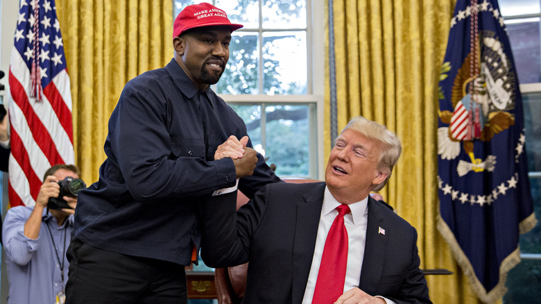 Kanye West stringe la mano a Donald Trump