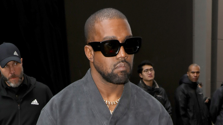 Kanye West fuori da una sfilata di moda a Parigi