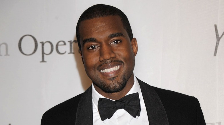 Kanye West sorridente in smoking