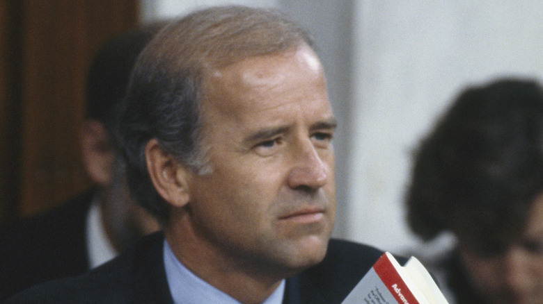 Joe Biden con in mano un libro