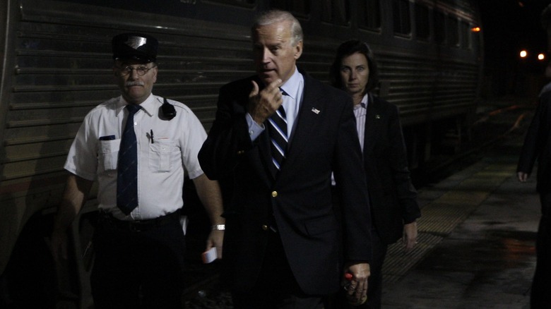 Joe Biden cammina davanti al treno