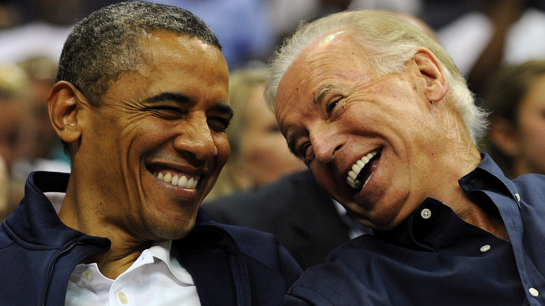 Barack Obama e Joe Biden insieme, ridendo