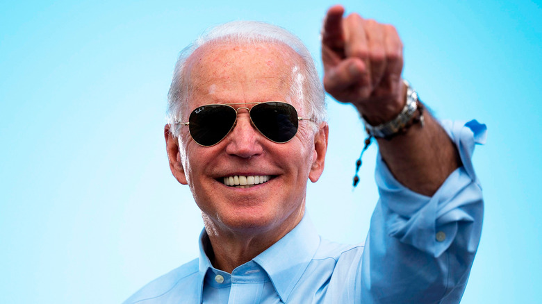 Joe Biden in aviatore, sorridente