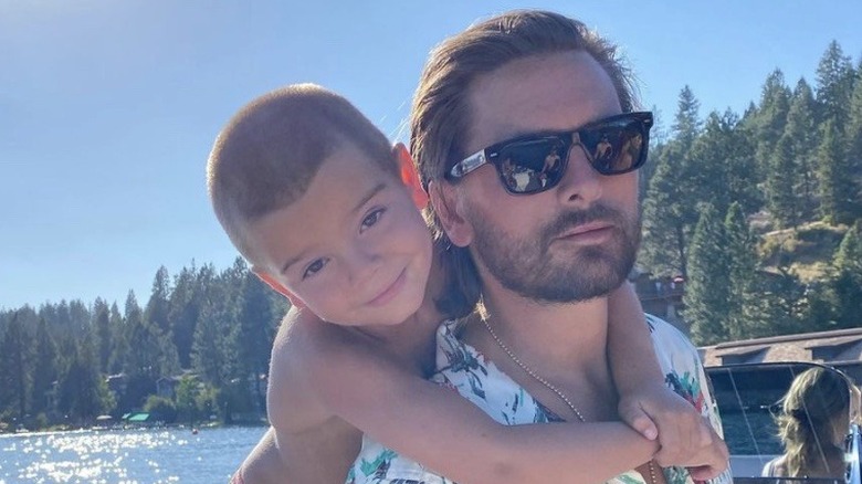 Reign Disick abbraccia Scott Disick su una barca