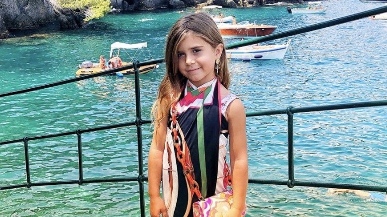 Penelope Disick sorride in riva all'oceano