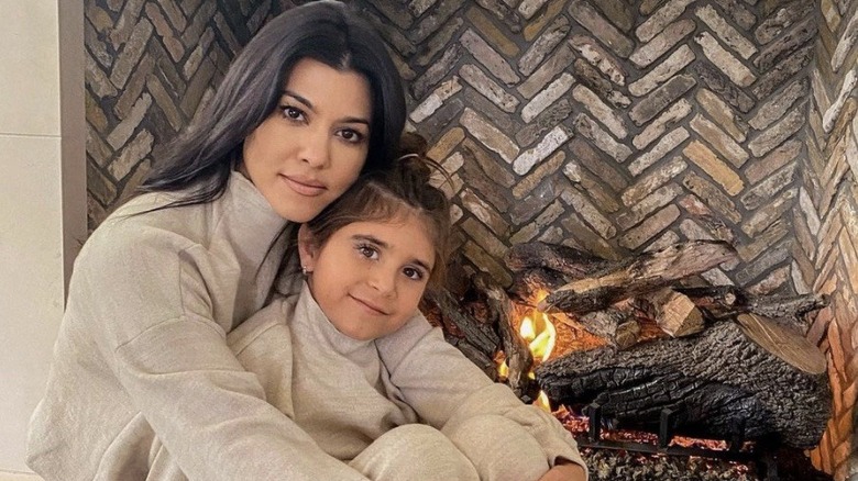 Kourtney Kardashian tiene in braccio Penelope Disick