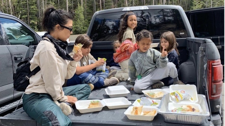 Kourtney Kardashian mangia in un camion con i suoi figli