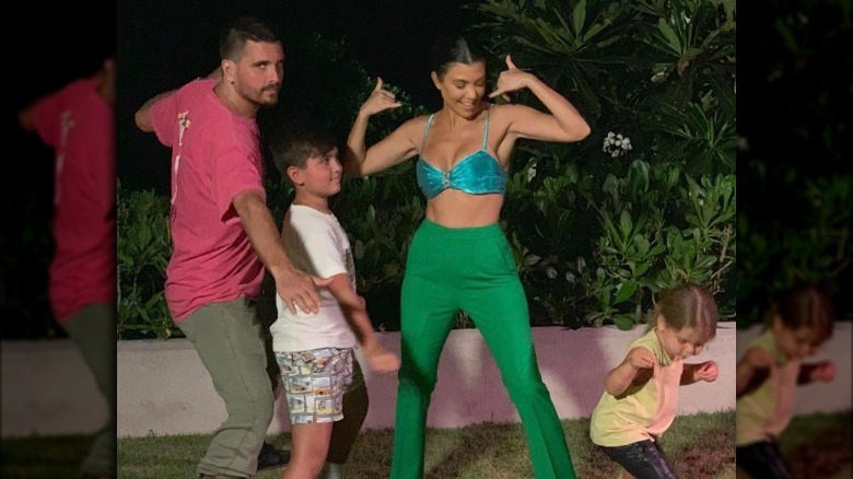 Scott Disick, Mason Disick, Kourtney Kardashian e Reign Disick ballano