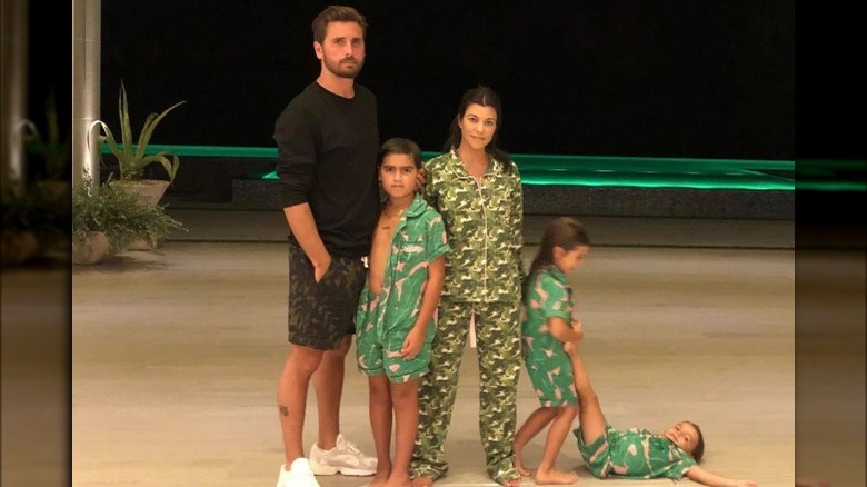 Scott Disick, Mason Disick, Kourtney Kardashian, Penelope Disick e Reign Disick in abiti coordinati