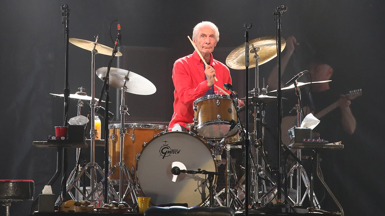 Charlie Watts suona la batteria nel 2019