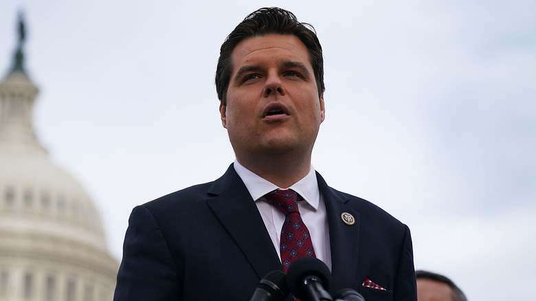 Matt Gaetz parla sul podio