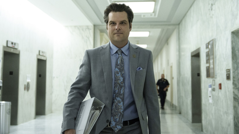 Matt Gaetz cammina lungo il corridoio