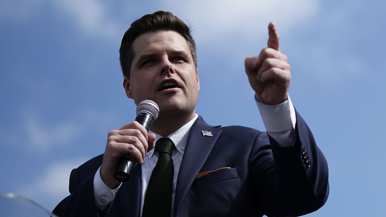 Matt Gaetz che indica durante il discorso