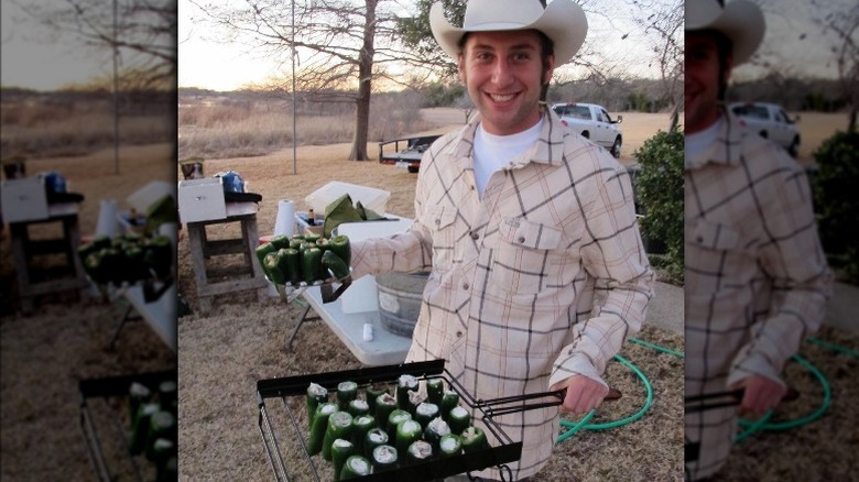 Un giovane chef Mat Shea cucina jalapenos 